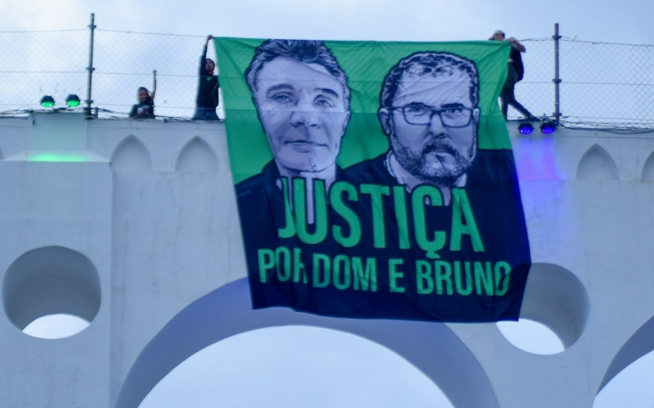 Bandeira com rostos de Dom Phillips e Bruno Pereira pedido de 