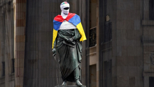 A estátua do herói da independência colombiana Simon Bolívar, localizada na Praça Bolívar em Bogotá, ostenta uma camiseta do Pacto Histórico e a bandeira colombiana