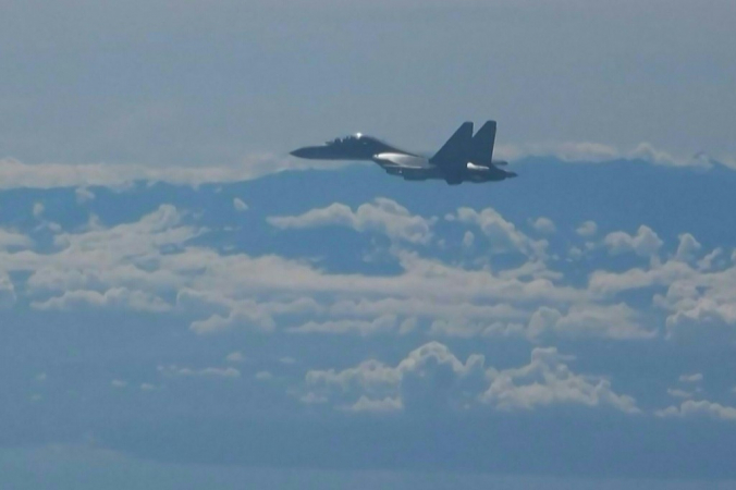 Jato militar chinês voando como parte de exercícios militares perto de Taiwan