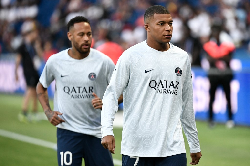 Neymar e Mbappé durante aquecimento para jogo do PSG no Campeonato Francês