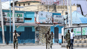 Oficiais de segurança patrulham perto do local das explosões em Mogadíscio