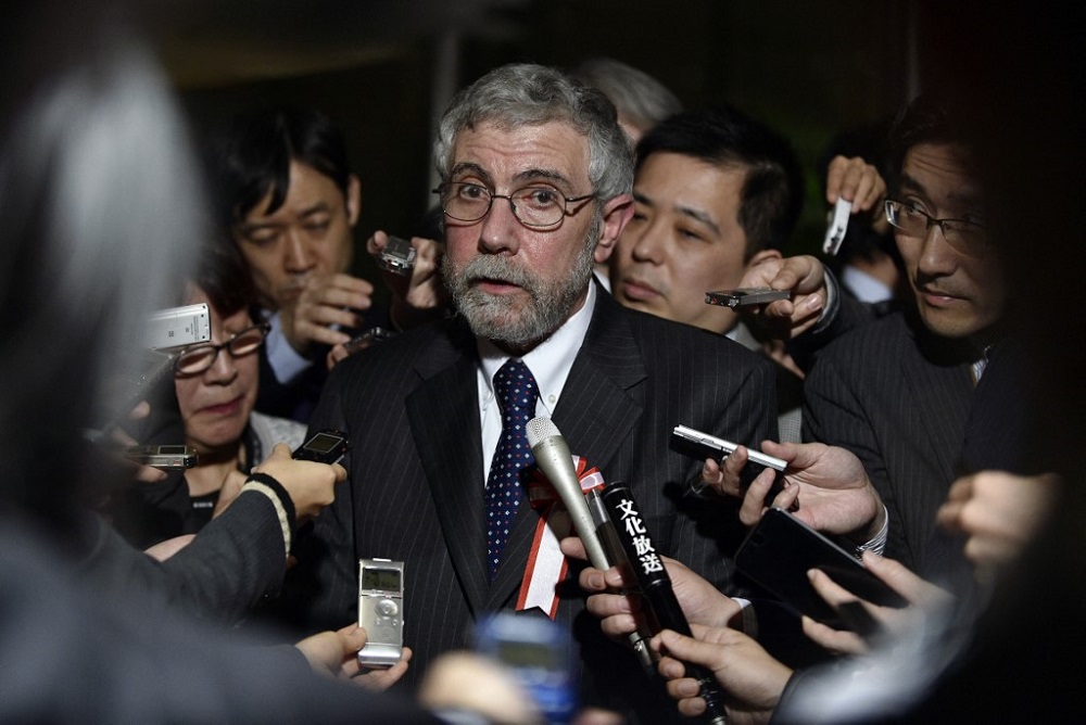 O economista americano e vencedor do Prêmio Nobel de Economia Paul Krugman fala com jornalistas