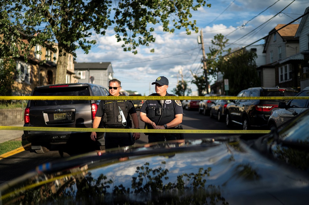 Policiais de Nova Jersey montam guarda perto do prédio onde mora o suposto agressor de Salman Rushdie
