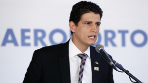 Sentado em frenet a um microfone, de terno e gravata, Marcelo Sampaio fala durante evento do Ministério da Infraestrutura