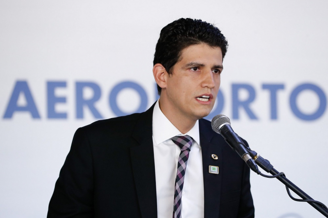 Sentado em frenet a um microfone, de terno e gravata, Marcelo Sampaio fala durante evento do Ministério da Infraestrutura