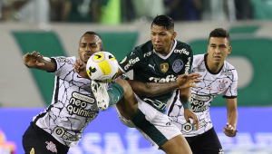 Raul Gustavo, Rony e Cantillo disputando jogada em Palmeiras x Corinthians