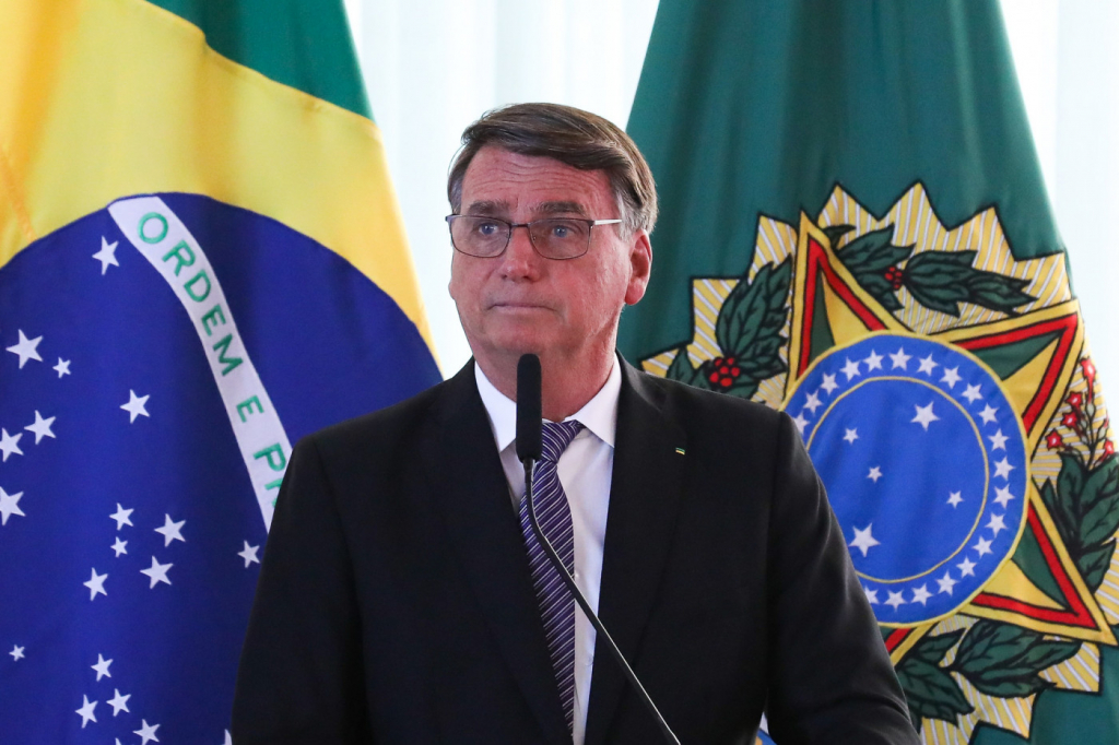 Bolsonaro anuncia programa para endividados na tentativa de ganhar apoio popular