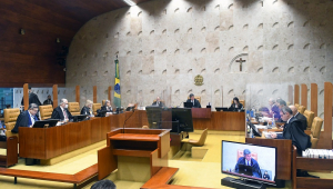 Sala principal do STF, com o presidente Luiz Fux no meio e os demais ministros nas bancadas laterais