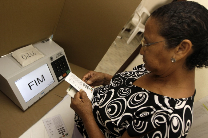 Eleitora vota em urna eletrônica, durante participação do simulado nacional proposto pelo Tribunal Superior Eleitoral
