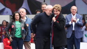 Com o microfone na mão, Dilma Rousseff abraça Lula no palco do Vale do Anhangabaú