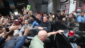 O presidente e candidato à reeleição Jair Bolsonaro (PL) interage com apoiadores após participar do programa Pânico na Jovem Pan, na avenida Paulista