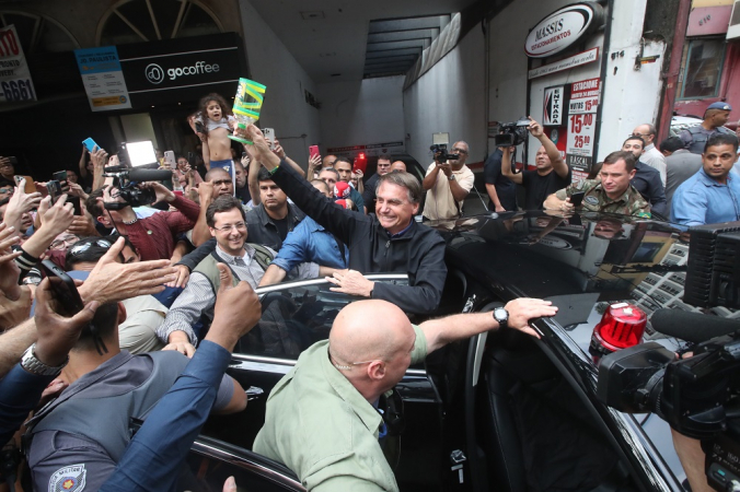 O presidente e candidato à reeleição Jair Bolsonaro (PL) interage com apoiadores após participar do programa Pânico na Jovem Pan, na avenida Paulista