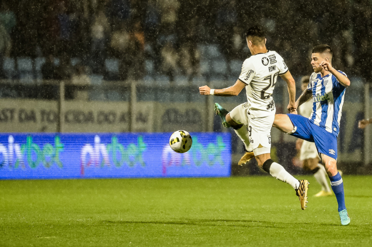 Debaixo de chuva, Corinthians busca empate com o Avaí pelo Brasileirão 3 agf20220806281