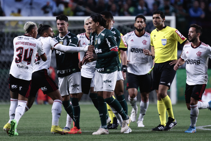 Jogadores de Palmeiras e Flamengo discutem após lance polêmico no Allianz Parque