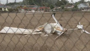 Aviões colidem durante tentativa de pouso na Califórnia e deixam duas pessoas mortas