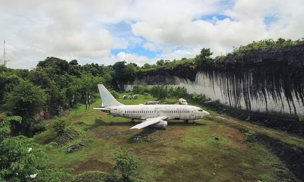 Aparece misteriosamente un avión intacto de una cantera en Indonesia