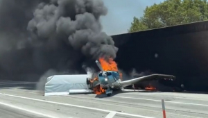 Avião invade rodovia nos Estados Unidos e pega fogo após fazer pouso forçado; veja vídeo