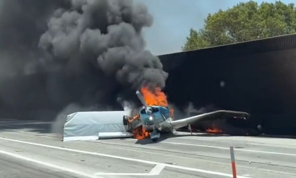 avião pegando fogo nos EUA