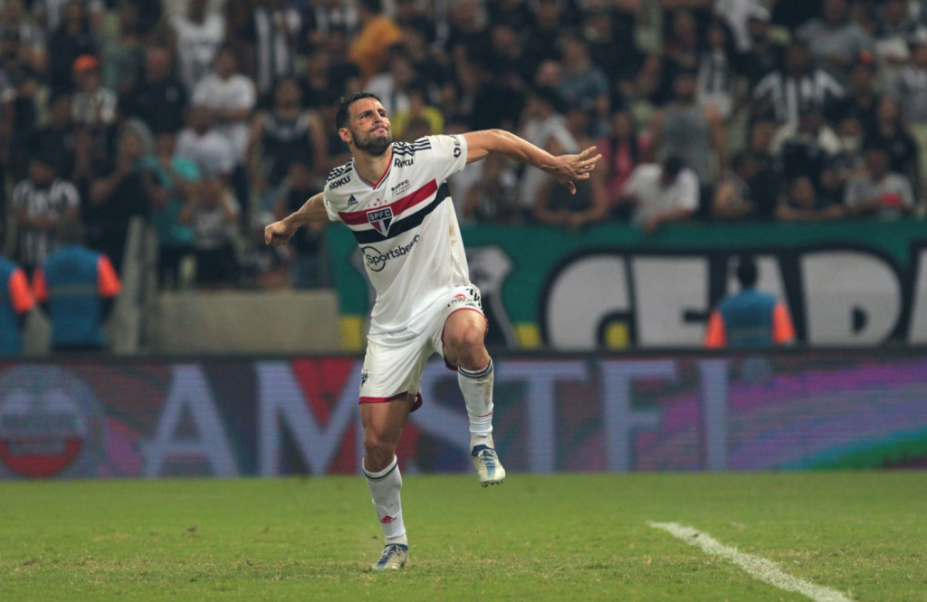 Em clima de festa no Morumbi, Calleri faz dois e São Paulo bate