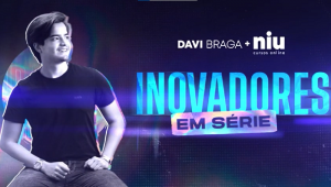 Banner do cursos Inovadores em Série, com o nome em azul claro sobre um fundo azul e a imagem de Davi Braga do lado esquerdo