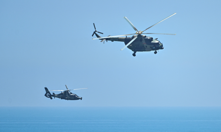 Helicópteros militares chineses sobrevoam a ilha de Pingtan, um dos pontos mais próximos da China continental de Taiwan, na província de Fujian, nesta quinta, 4 de agosto de 2022