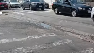 Buraco no asfalto na rua Guarantã, no Pari, centro de São Paulo