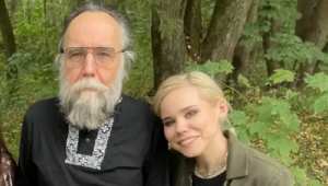 Alexander Dugin e sua filha Darya Dugina em uma bosque