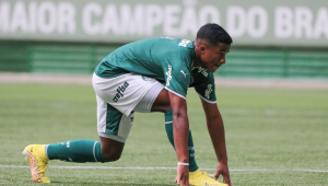 Endrick durante partida do Palmeiras sub-20