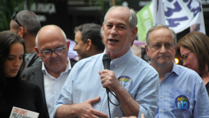 Ex-ministro Ciro Gomes discursa usando um microfone