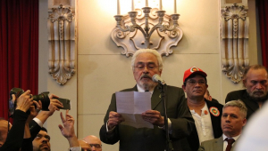 O ex Ministro José Carlos Dias durante a leitura da carta.