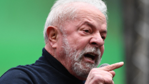 Lula aponta o dedo durante discurso