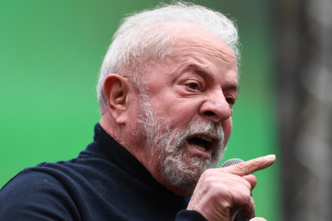 Lula aponta o dedo durante discurso