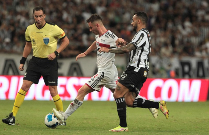 Giuliano Galoppo sendo marcado durante partida entre São Paulo e Ceará