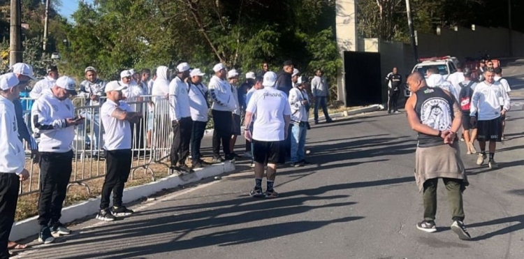 Torcida Galoucura, a principal do Atlético-MG, protesta na Cidade do Galo