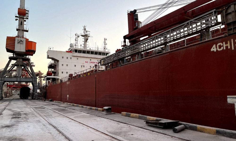 Los barcos de granos salen de Ucrania, pero los compradores se niegan a enviar