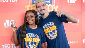 Bianca Santos e Tulio Costa posam durante a primeira invasão nas escolas da Copa TecToy Jovem Pan