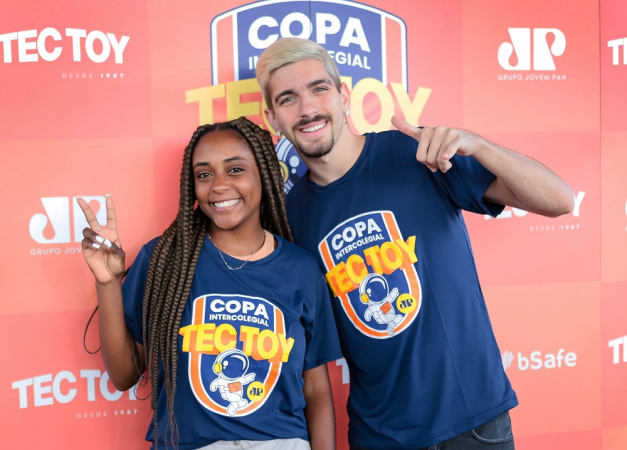 Bianca Santos e Tulio Costa posam durante a primeira invasão nas escolas da Copa TecToy blaze