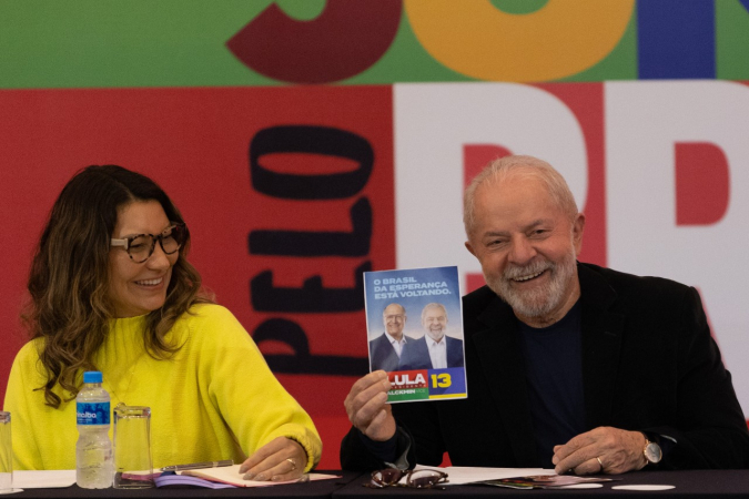 Janja ao lado de Lula durante reunião com a coordenação de campanha em SP