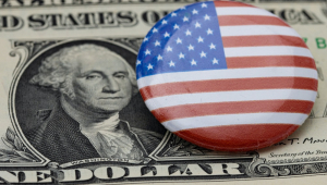 Nota de dólar com uma bandeira gráfica dos Estados Unidos em cima