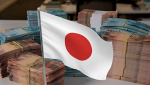 Montagem mostra bandeira do Japão à frente de um diversas pilhas de dinheiro