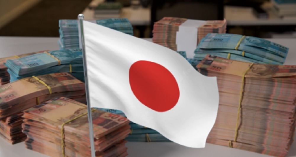 Montagem mostra bandeira do Japão à frente de um diversas pilhas de dinheiro