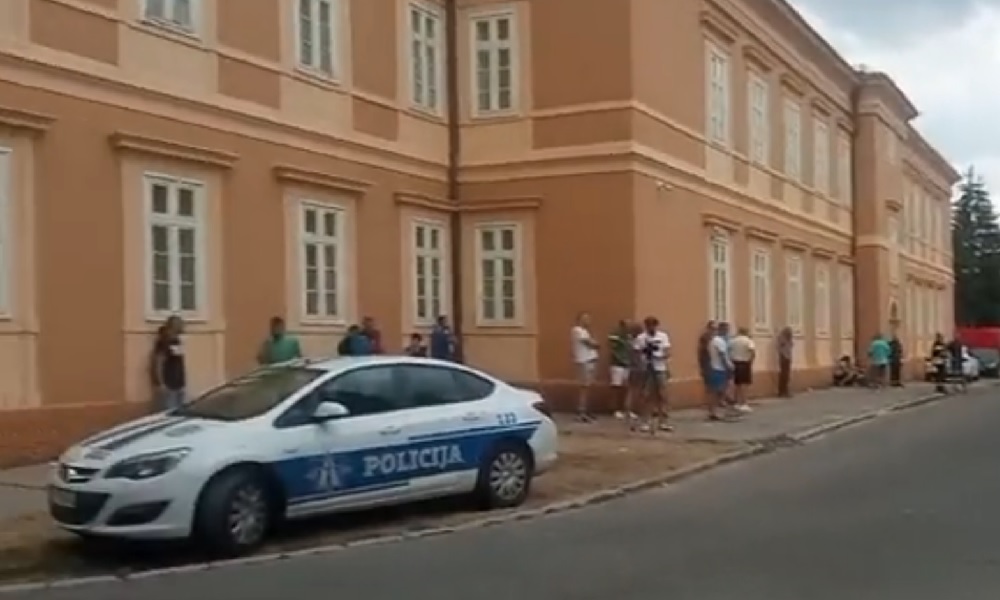 Frame de um vídeo mostra carro de polícia na rua onde houve tiroteio em Montenegro