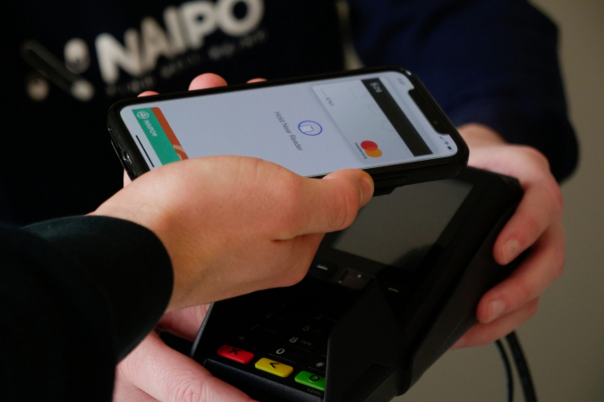 smartphone fazendo pagamento