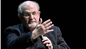 O autor britânico Salman Rushdie fala ao apresentar seu livro "Quichotte"