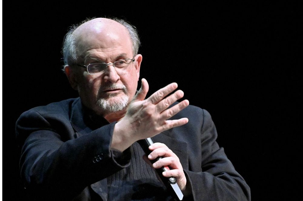 O autor britânico Salman Rushdie fala ao apresentar seu livro "Quichotte"