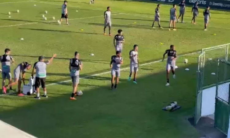 Jogadores durante treino