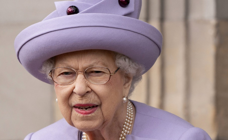 Rainha Elizabeth II atendendo as forças armadas do Reino Unido em Edimburgo, na Escócia,