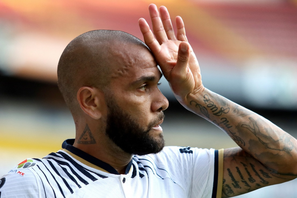 Defesa de Daniel Alves deve apresentar nova versão sobre denúncia de estupro