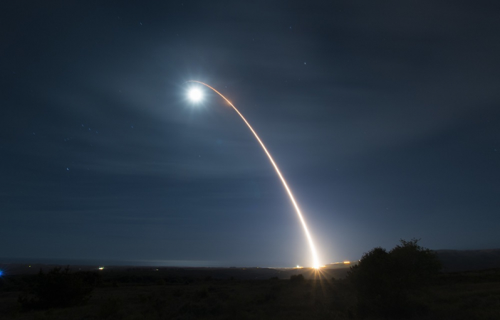 foto da Força Aérea dos EUA mostra um míssil balístico intercontinental Minuteman III desarmado quando é lançado durante um teste de desenvolvimento