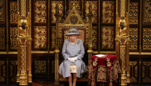 Elizabeth II sentada no trono